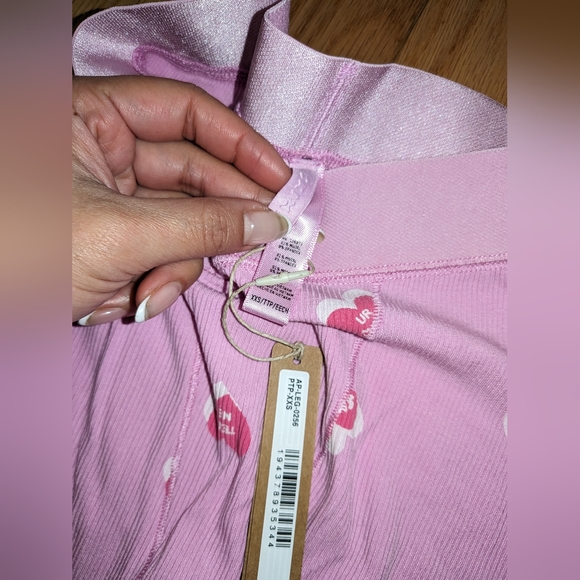 NWT SKIMS SUMMER SLEEP RIBBED LEGGINGS IN PETAL PRINT - Picture 5 of 5